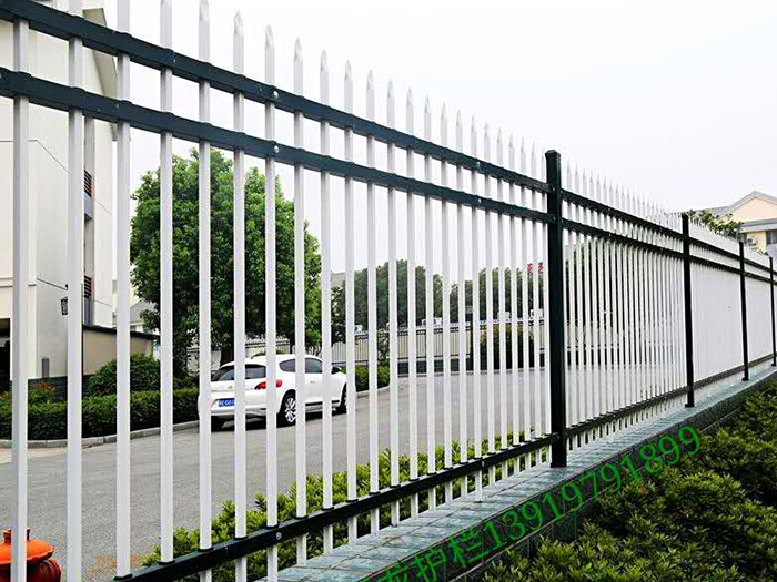 道路护栏的不锈钢立柱出现摇晃的原因是什么？